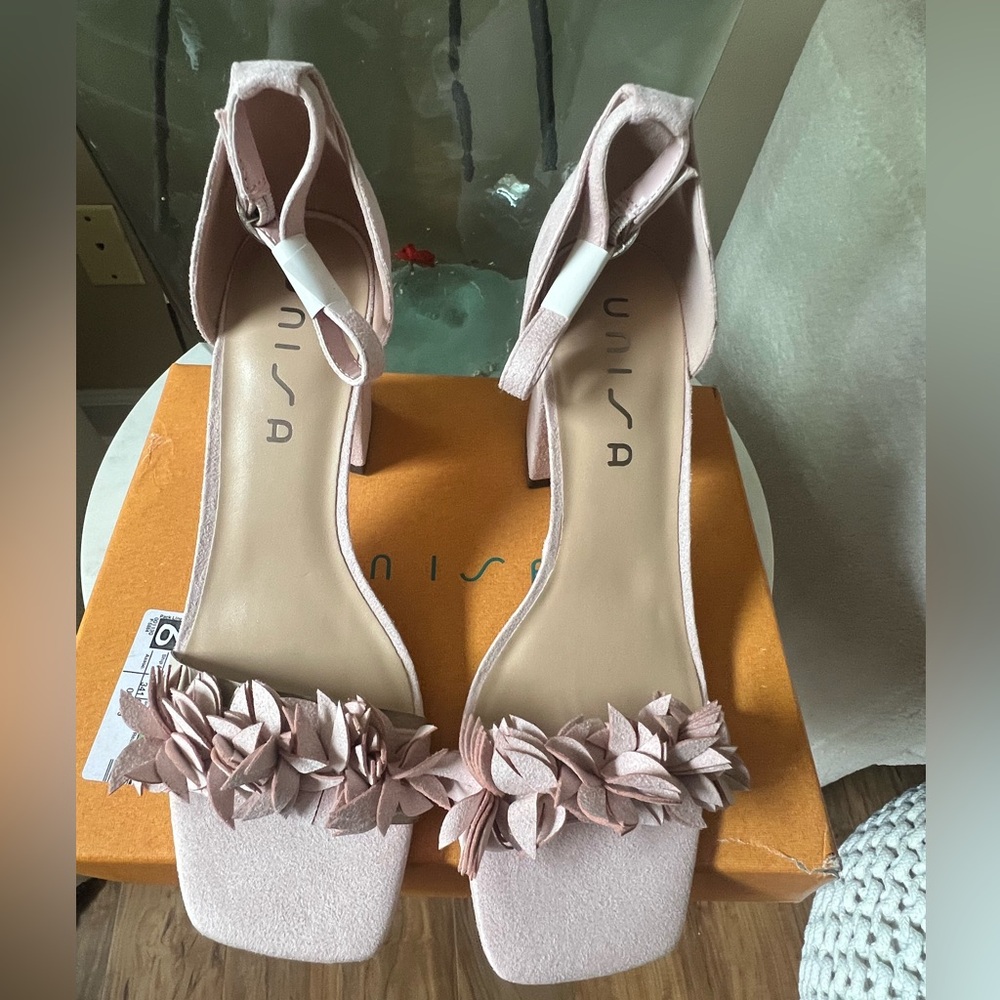 SIZE 10 LIGHT PINK HEEL. NEVER WORN. GREAT TO WEAR TO CHURCH OR OUTING